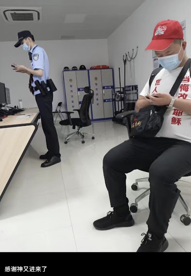 Chen Wensheng (front) and officer in Wenzhou Guidao District Bureau of Public Security (ChinaAid)